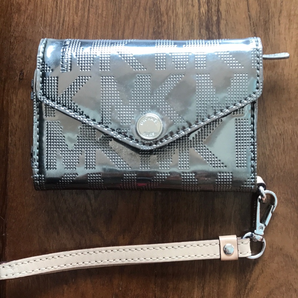 iPhone 5 Michael Kors wristlet